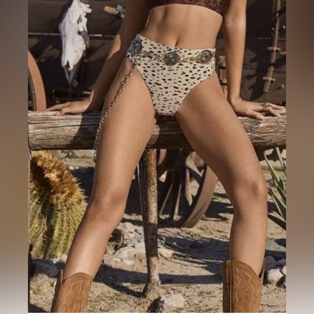 PQ Wold Heart reversible  leopard bikini bottoms size small